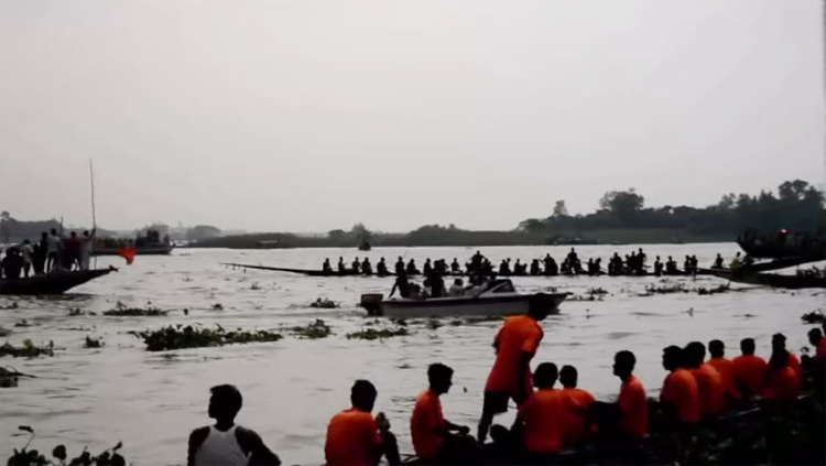 শনিবার সকালে সাভারের বংশী নদীতে অনুষ্ঠিত হয়েছে গ্রাম বাংলার ঐতিহ্যবাহী নৌকা বাইচ প্রতিযোগিতা।