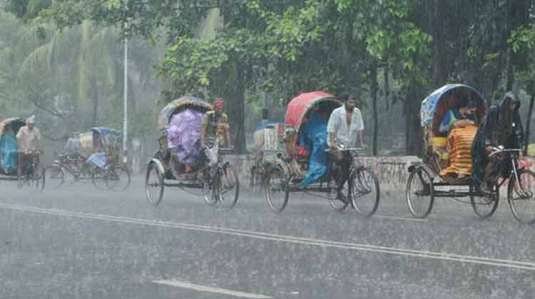 সোমবার সকালে হঠাৎ বৃষ্টি শুরু হয়। এতে চরম দুর্ভোগে পড়ে রাজধানীবাসী।