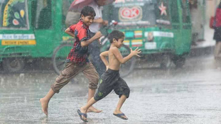 বৃষ্টিতে আনন্দে মেতেছে দুই কিশোর