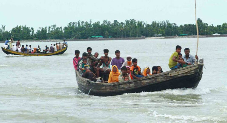 স্বাম্পান, নৌকা ও ট্রলারযোগে টেকনাফের শাহপরীর দ্বীপ পাড়ি দিয়ে বাংলাদেশে আসছে রোহিঙ্গারা