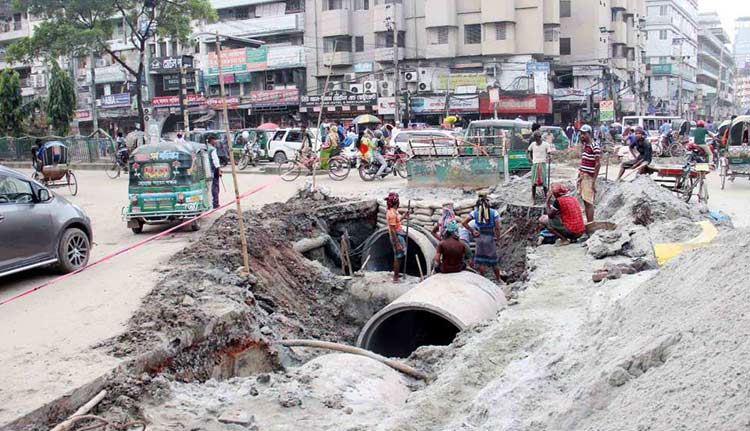 ফকিরাপুল মোড়ে ওয়াসার উন্নয়নমূলক কাজের ধীর গতির কারণে চরম দুর্ভোগে পরেছে বৃহৎ জনগোষ্ঠী