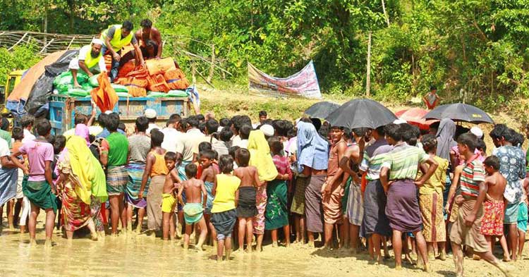 কক্সবাজারের বালুখালীতে লাইনে দাঁড়িয়ে ত্রাণ নিচ্ছেন মিয়ানমারের রোহিঙ্গারা