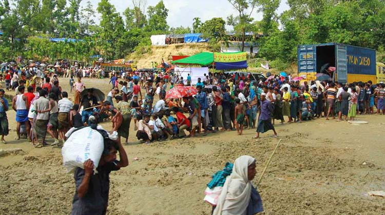 কক্সবাজারের বালুখালীতে লাইনে দাঁড়িয়ে ত্রাণ নিচ্ছেন মিয়ানমারের রোহিঙ্গারা