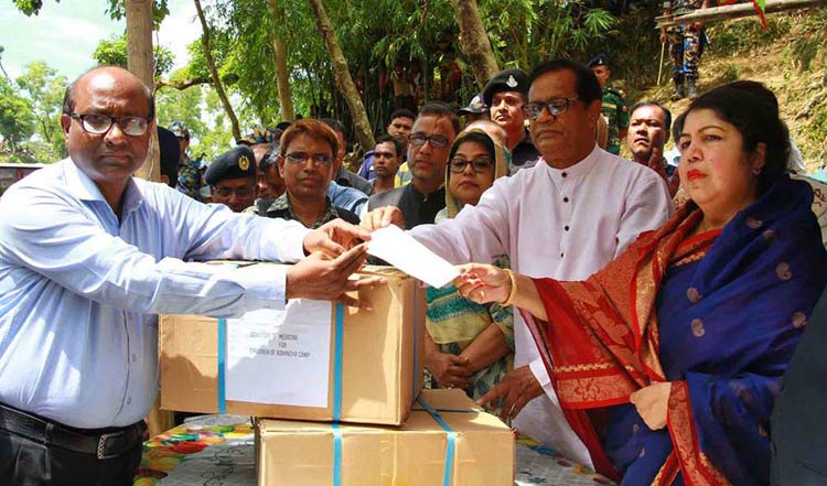 স্পিকার ড. শিরীন শারমিন চৌধুরী কক্সবাজারের উখিয়ার বালুখালি -২ নম্বর শরণার্থী ক্যাম্পে আশ্রয় নেয়া রোহিঙ্গার মাঝে ত্রাণ বিতরণ করেন