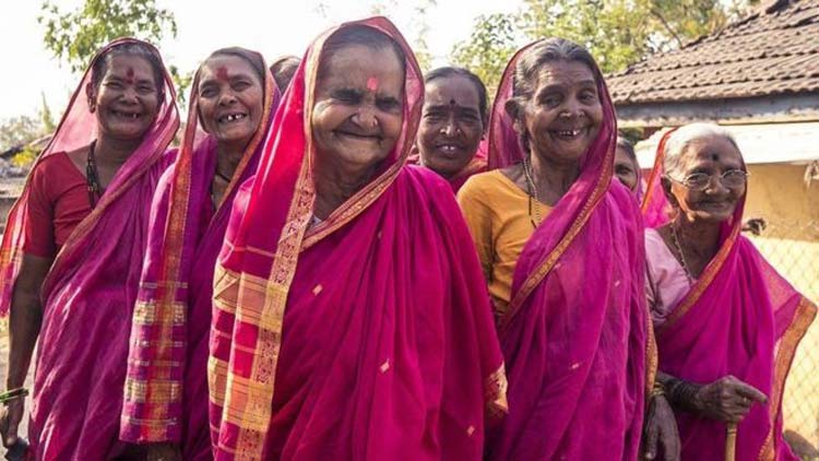 ভারতের মহারাষ্ট্রের ফাংগান গ্রামের দাদি -নানিদের বয়সী এ নারীরা প্রতিদিন বিকেলে দলবেঁধে স্কুলে যান। তাদের পরনে থাকে গোলাপি রঙের শাড়ি, হাতে থাকে স্কুল ব্যাগ।