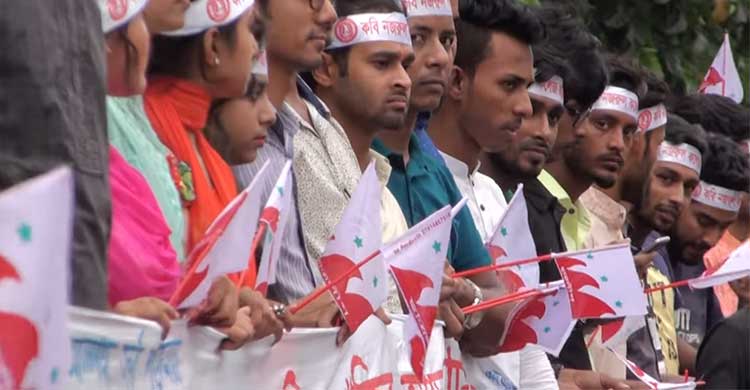 শনিবার বিমান বন্দর সড়কে প্রধানমন্ত্রীকে সংবর্ধনা দিতে অপেক্ষায় দলীয় নেতাকর্মীরা