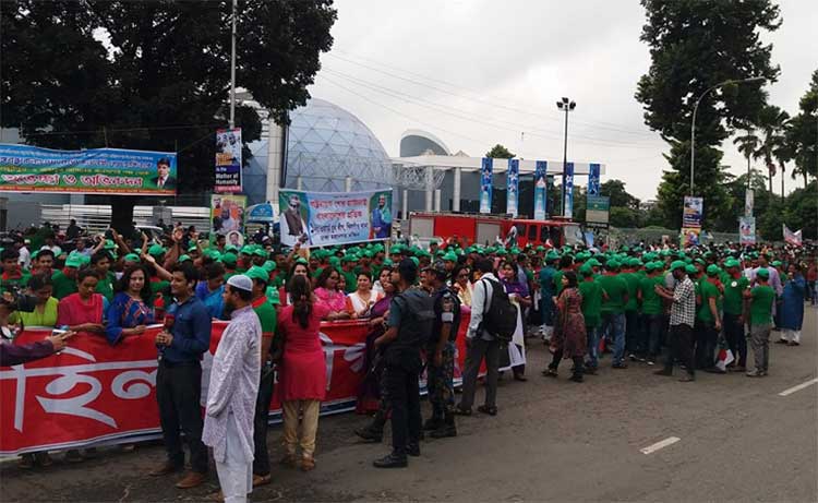 প্রধানমন্ত্রীর সংবর্ধনা উপলক্ষে রাজপথে জনস্রোত