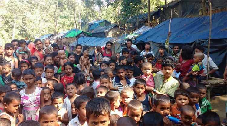 উখিয়া সীমান্তের একটি অস্থায়ী শিবিরে রোহিঙ্গা শিশুরা