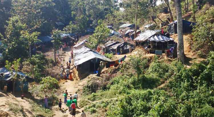 পাহাড়ের ঢালের অস্থায়ী শিবিরে রোহিঙ্গাদের অনিশ্চিত দিনযাপন