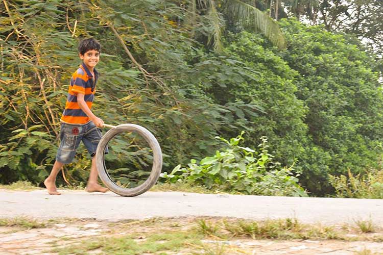 শিশুর দুরন্তপনা- যখন টায়ার দিয়ে গাড়ি খেলা