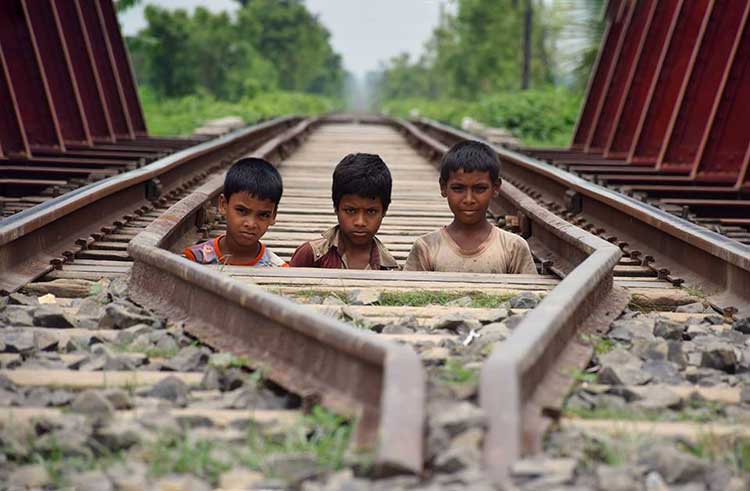 দুরন্তপনা ট্রেনের লাইনে