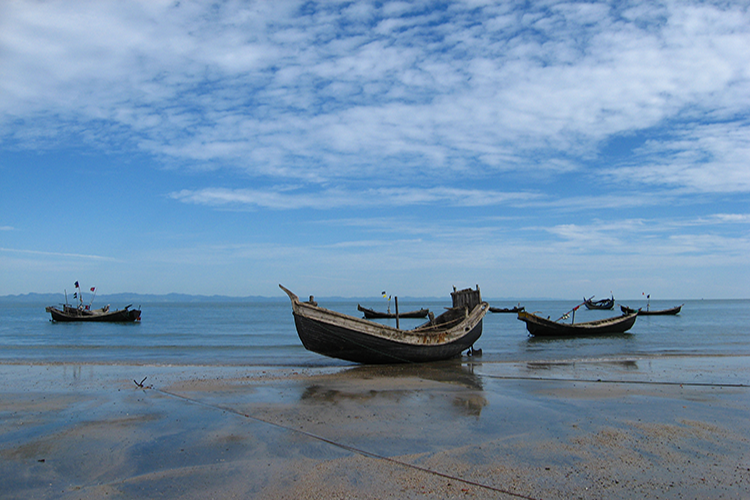 সাগরের তীরে নৌকা বাধাঁ