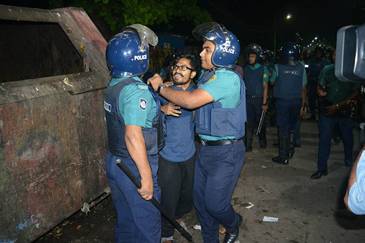 শাহবাগে কোটা সংস্কারের দাবিতে আন্দোলনরত শিক্ষার্থী ও চাকরিপ্রার্থীদের ওপর টিয়ারশেল নিক্ষেপ ও লাঠিচার্জ করেছে পুলিশ