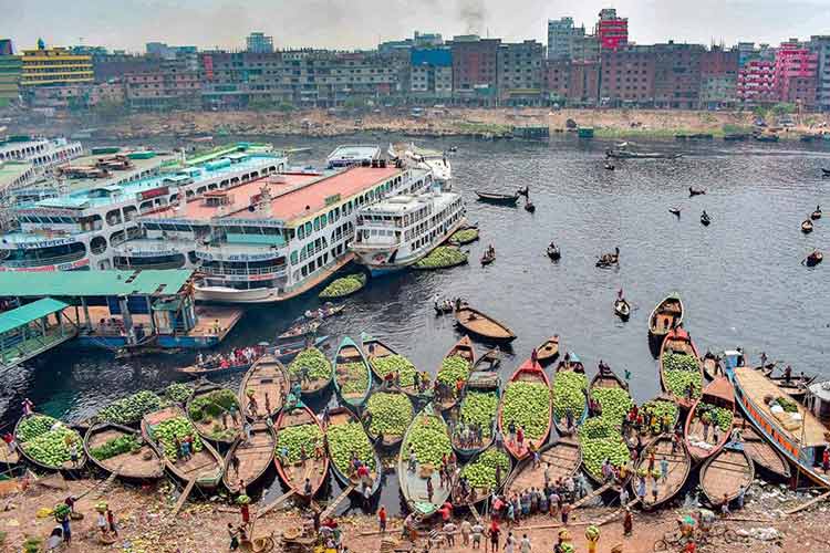 সদরঘাটে নৌকা করে আনা হচ্ছে তরমুজ