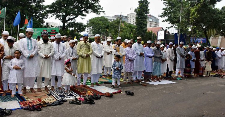 সারা দেশে ধর্মীয় ভাবগাম্ভীর্যের সঙ্গে যথাযথ মর্যাদায় পবিত্র ঈদুল ফিতরের নামাজে মুসল্লিরা