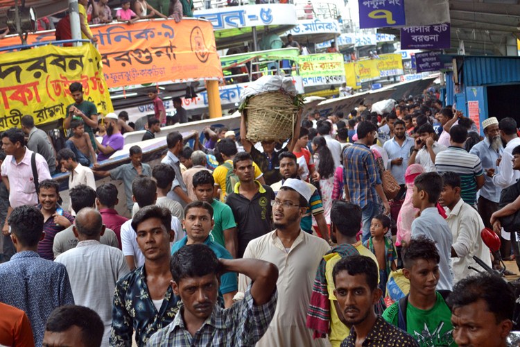 শেষ মুহূর্তে আনন্দ ভাগাভাগি করে নিতে ঘরে ফেরার তাড়া