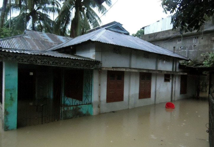 কয়েকদিনের টানা বৃষ্টি আর ভারত থেকে নেমে আসা পাহাড়ি ঢলে ফের মনু নদের পানি বাড়তে শুরু করেছে। এরই মধ্যে উজানের পানি এসে শহর প্রতিরক্ষা বাঁধে আঘাত হানছে