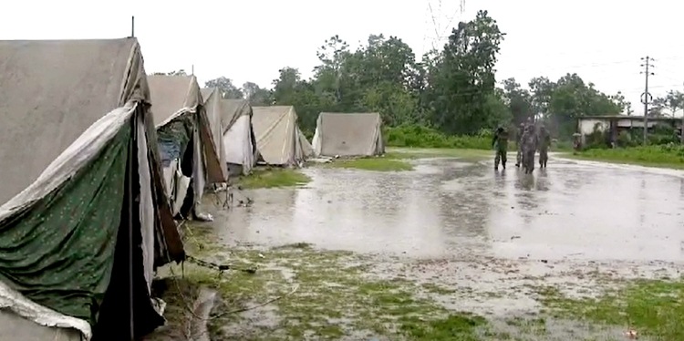 কয়েকদিনের টানা বৃষ্টি আর ভারত থেকে নেমে আসা পাহাড়ি ঢলে ফের মনু নদের পানি বাড়তে শুরু করেছে। এরই মধ্যে উজানের পানি এসে শহর প্রতিরক্ষা বাঁধে আঘাত হানছে