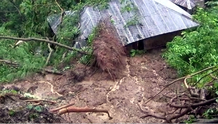 টানা ভারী বর্ষণে রাঙামাটিতে পাহাড় ধ্বস