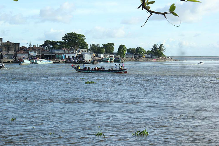 নৌকা আরো বাড়ায় নদীর শোভা