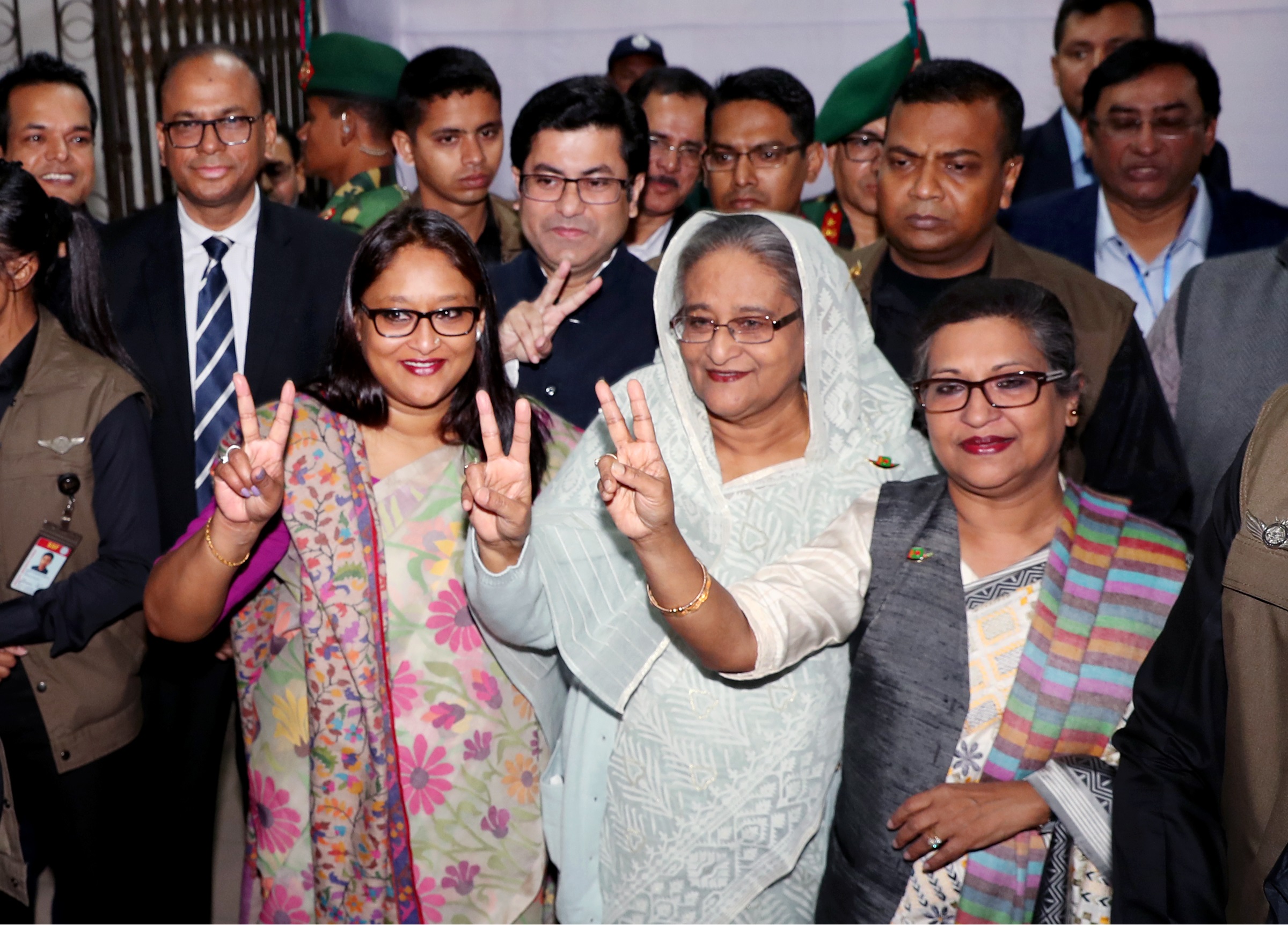 রবিবার সকালে ভোটের শুরুতেই ঢাকার সিটি কলেজ কেন্দ্রে গিয়ে নিজের ভোট দেন আওয়ামী লীগ সভানেত্রী প্রধানমন্ত্রী শেখ হাসিনা। -স্টার মেইল