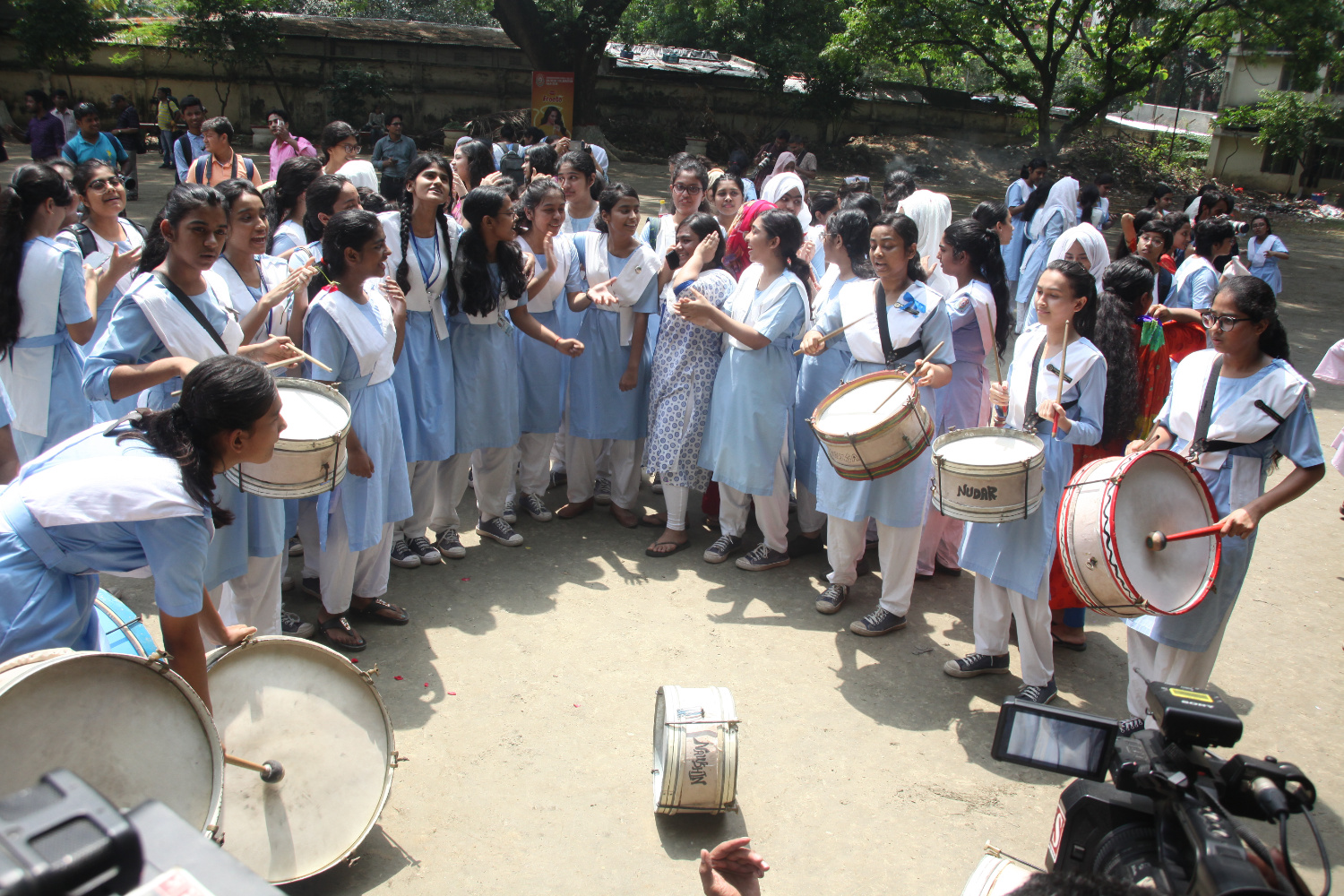 এসএসসির ফলাফল ঘোষণার পরে রাজধানীর ভিকারুননিসা নূন স্কুল অ্যান্ড কলেজের শিক্ষার্থীরা আনন্দ উল্লাসে ফেটে পড়েন