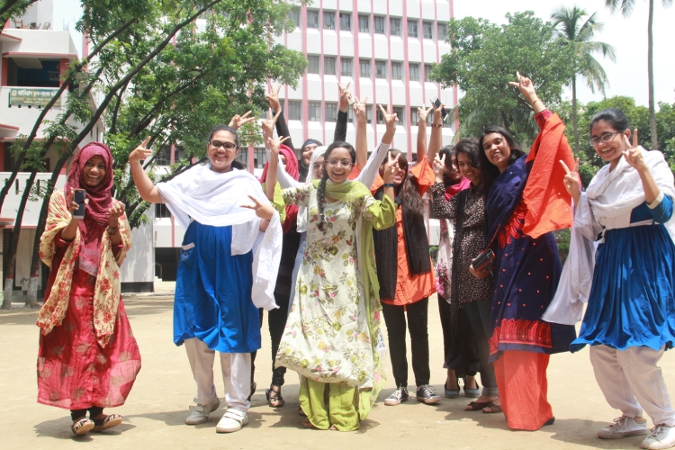 মতিঝিল আইডিয়াল স্কুল অ্যান্ড কলেজের এসএসসির ফলাফল ঘোষণার পরে শিক্ষার্থীরা আনন্দ উল্লাসে ফেটে পড়েন