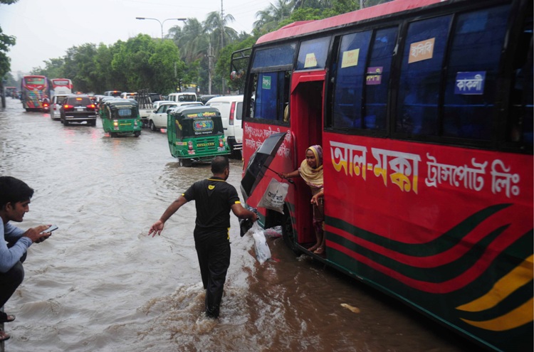 বৃষ্টি হলেও জলাবদ্ধতা ও যানজটে তীব্র ভোগান্তিতে পড়েন নগরবাসীরা