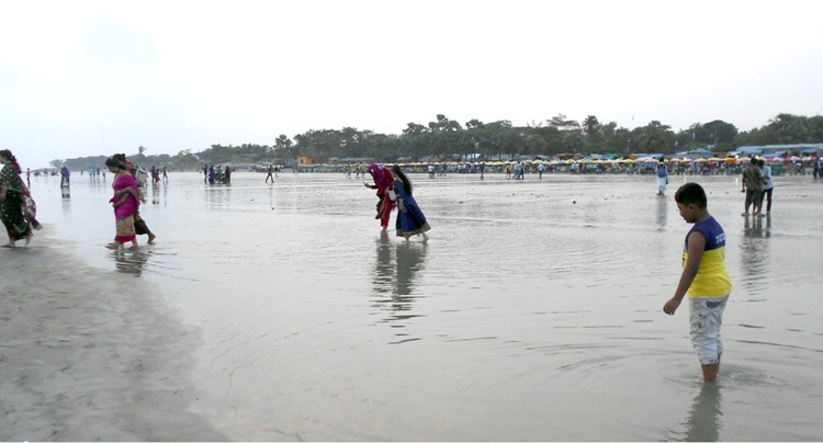 কুয়াকাটা সৈকতের বালুকাবেলা