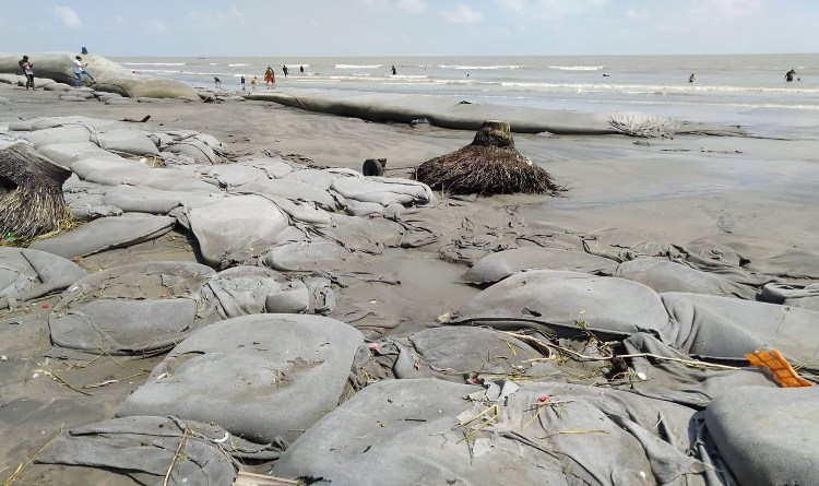 কুয়াকাটা সৈকতের ভাঙন