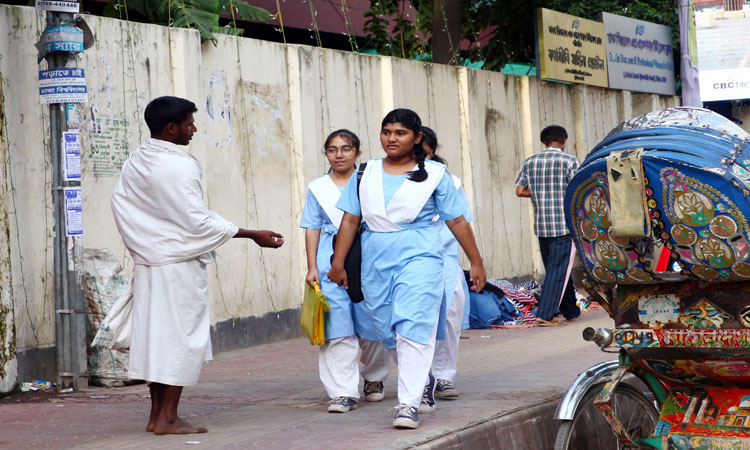 রাজধানীতে ভিক্ষাবৃত্তিকে ঘিরে বেশ কয়েকটি সিন্ডিকেট সক্রিয়।কাজ করার সামর্থ্য থাকার পর ভিক্ষাকেই উপর্জনের পথ হিসেবে বেছে নিয়েছে তারা