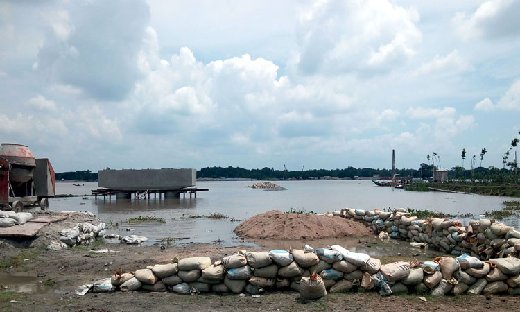 নড়াইলের কালিগঙ্গা নদীর বারইপাড়ায় গত জুনের মধ্যে সেতু নির্মাণের কথা থাকলেও কাজ হয়েছে ২২ ভাগ।