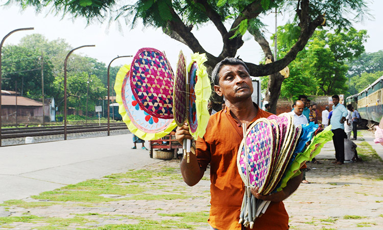 গরমে একটু স্বস্তি পেতে হাতপাখার কদর অনেক।