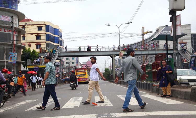 ফুটওভার ব্রিজ থাকার পরও জীবনের ঝুঁকি নিয়ে পথচারীরা রাস্তা পারাপার করছেন।