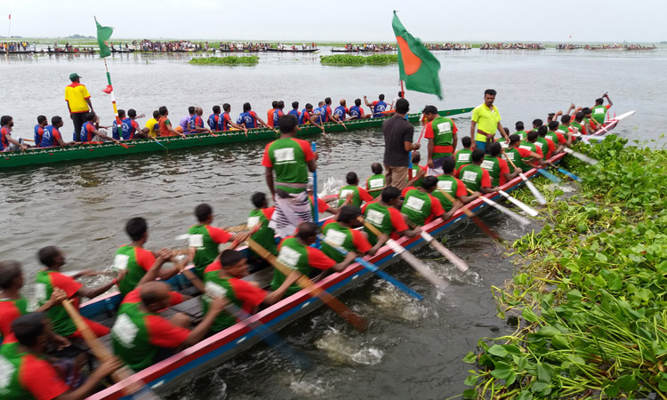 পাবনায় গ্রামবাংলার ঐতিহ্যবাহী নৌকাবাইচ প্রতিযোগিতা