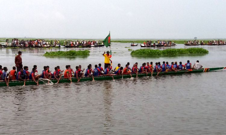 পাবনায় গ্রামবাংলার ঐতিহ্যবাহী নৌকাবাইচ প্রতিযোগিতা