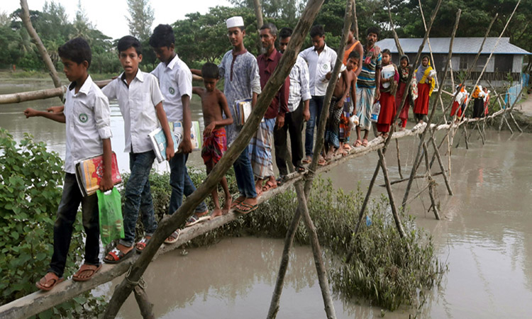 নোয়াখালীর হাতিয়ায় তিন গ্রামের ২০ হাজার মানুষের যাতায়াতের একমাত্র ভরসা ৩০০ ফুট লম্বা বাঁশের সাঁকো