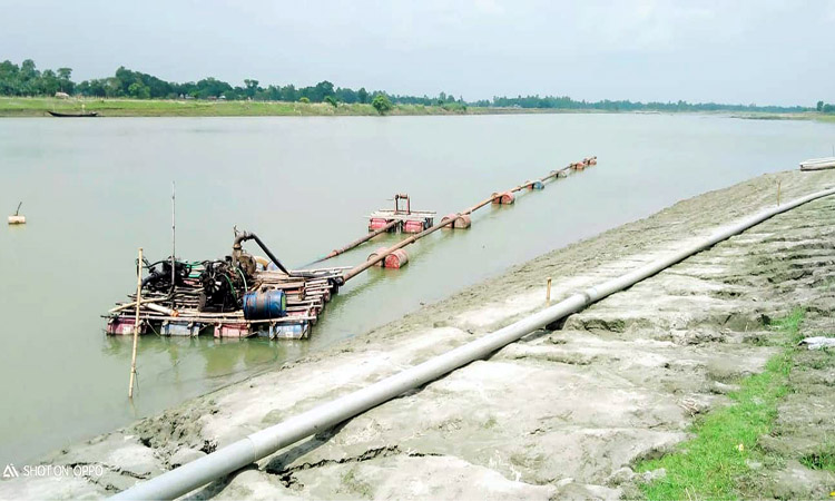 জামালপুরে যমুনা ও ব্রক্ষ্মপুত্র নদে তিন শতাধিক পয়েন্টে অবৈধ ড্রেজার বসিয়ে বালু লুটের মহোৎসব চলছে