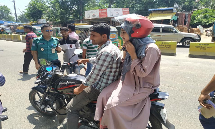 চট্টগ্রামে সোমবার ট্রাফিক পুলিশ বিশেষ অভিযান চালায়