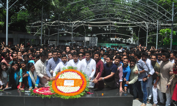 বঙ্গবন্ধু শেখ মুজিবুর রহমানের প্রতিকৃতিতে ফুল দিয়ে শ্রদ্ধা জানান ছাত্রলীগের ভারপ্রাপ্ত সভাপতি ও সম্পাদক