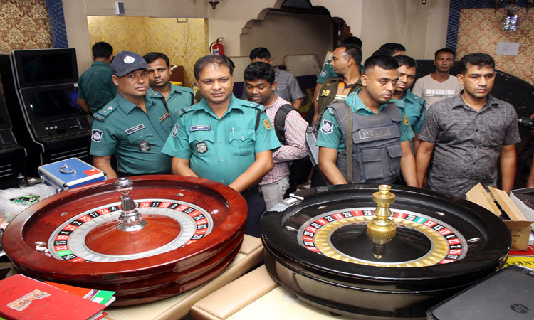 মোহামেডান স্পোটিং ক্লাব থেকে উদ্ধার করা জুয়ার সরঞ্জাম