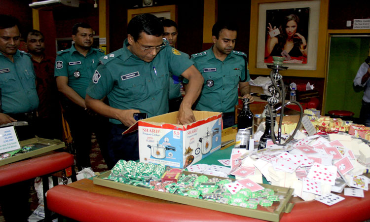 ভিক্টোরিয়া স্পোটিং ক্লাব থেকে উদ্ধার করা হয় মদ ও জুয়ার সরঞ্জাম