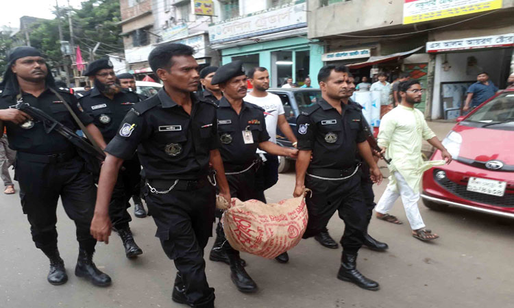 গেন্ডারিয়ায় আ.লীগ নেতার বন্ধুর বাসা থেকে উদ্ধার করা টাকা নিয়ে যাচ্ছে র‌্যাব সদস্যরা