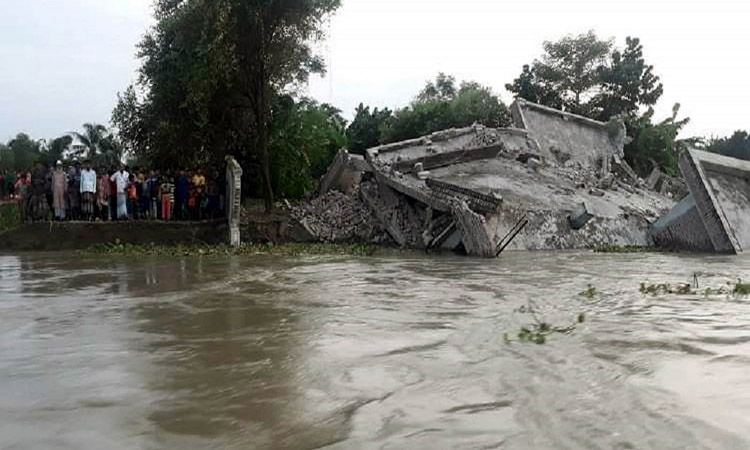 হঠাৎ করে রুদ্ররুপ ধারণ করেছে পদ্মা