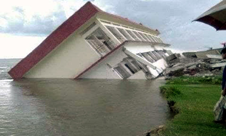 হঠাৎ করে রুদ্ররুপ ধারণ করেছে পদ্মা