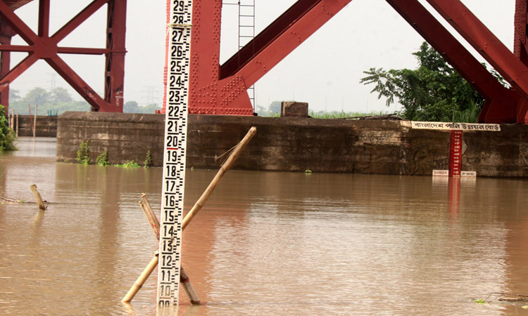 ভারত ফারাক্কা বাঁধ খুলে দেয়ায় পাকশি হার্ডিঞ্জ ব্রিজ পয়েন্টে পানি বিপদসীমার উপর দিয়ে প্রবাহিত হচ্ছে