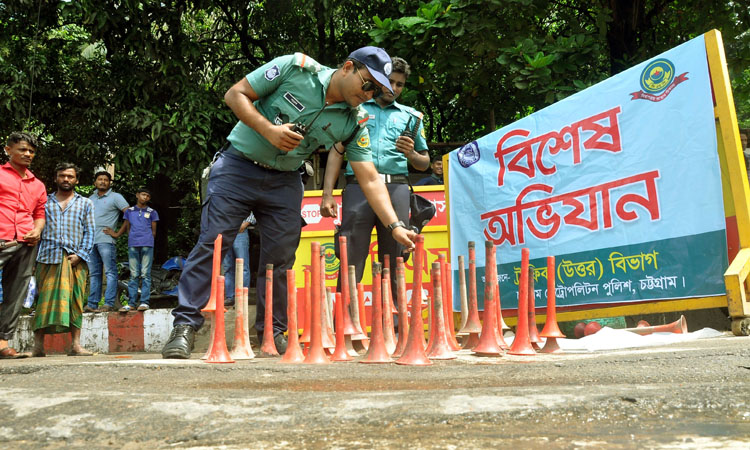 শব্দ দুষণ রোধে চট্টগ্রামে হাইড্রোলিক হর্ণ অপসারণ অভিযানে পুলিশ