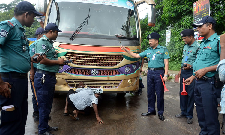 শব্দ দুষণ রোধে চট্টগ্রামে হাইড্রোলিক হর্ণ অপসারণ অভিযানে পুলিশ