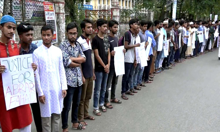 আবরার ফাহাদ হত্যার প্রতিবাদে দেশের বিভিন্ন স্থানে মানববন্ধর করেছে শিক্ষার্থীরা