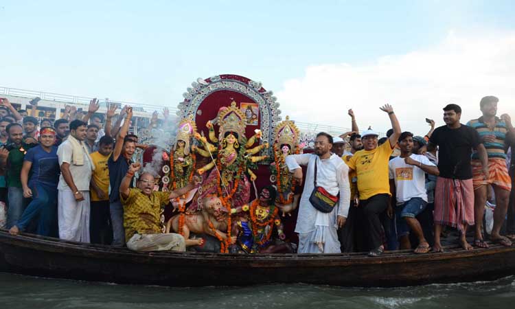 রাজধানীর সদরঘাটে বুড়িগঙ্গা নদীতে প্রতিমা বিসর্জন